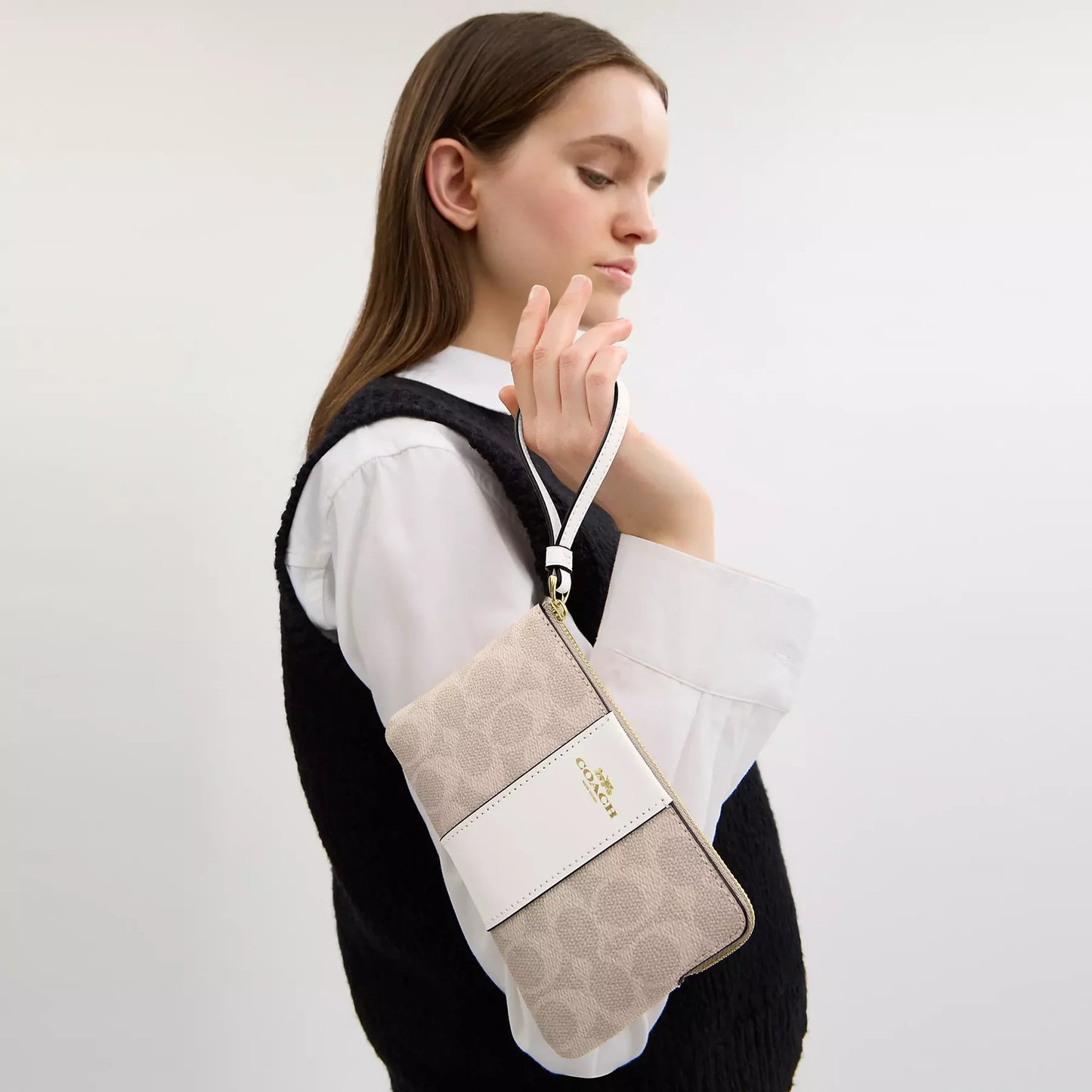 Coach wristlet muñequera beige monograma C - PRE ORDEN