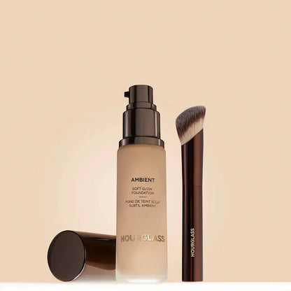 Hourglass Ambient Soft Glow Foundation Brush - PRE ORDEN
